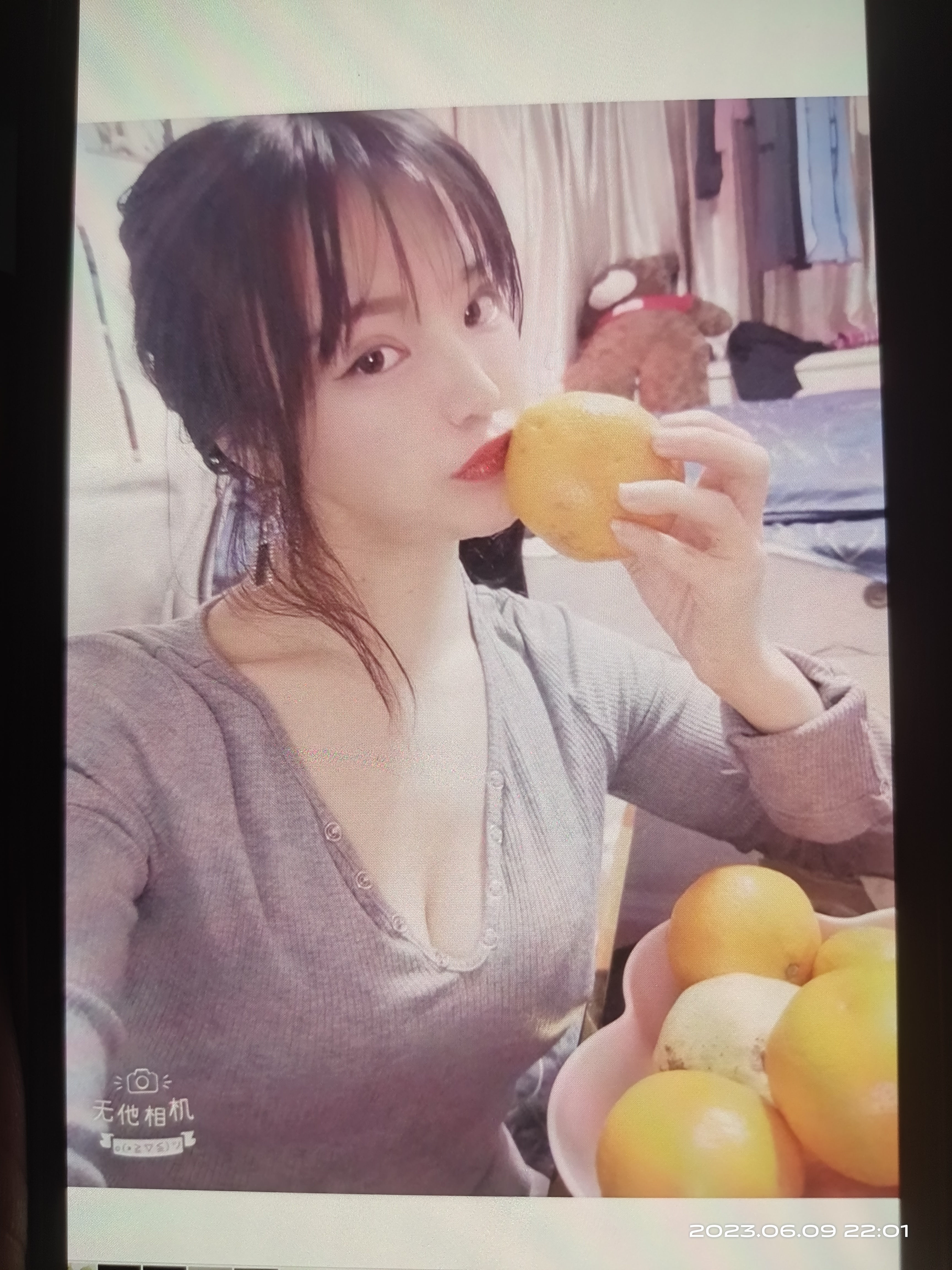 爱吃水果的年轻少妇